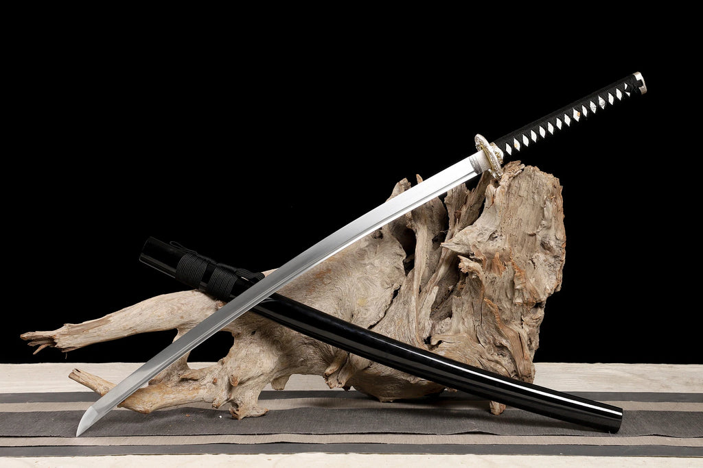 The Obsidian Sentinel: Clay-Tempered Leather-Bound Katana