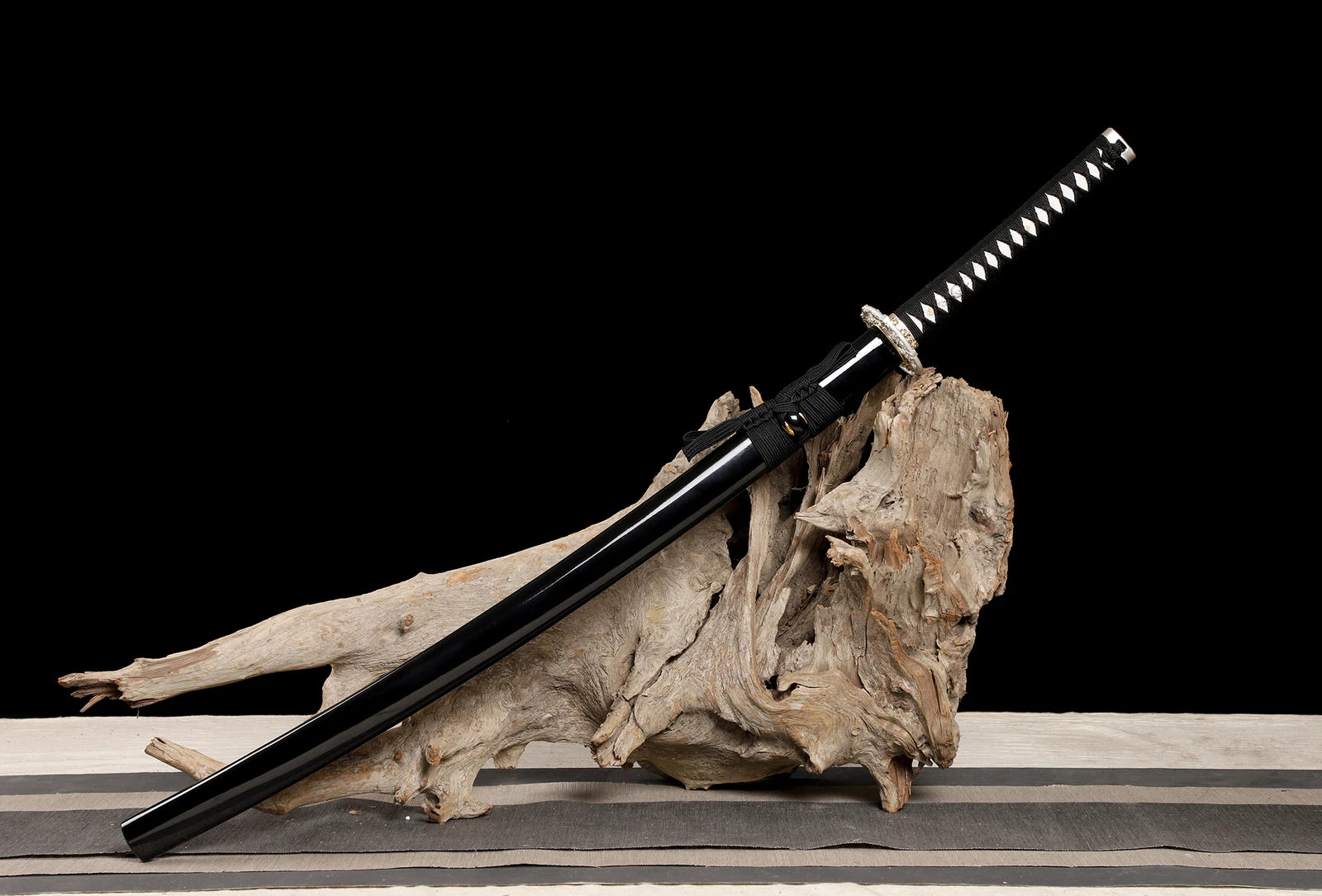 The Obsidian Sentinel: Clay-Tempered Leather-Bound Katana